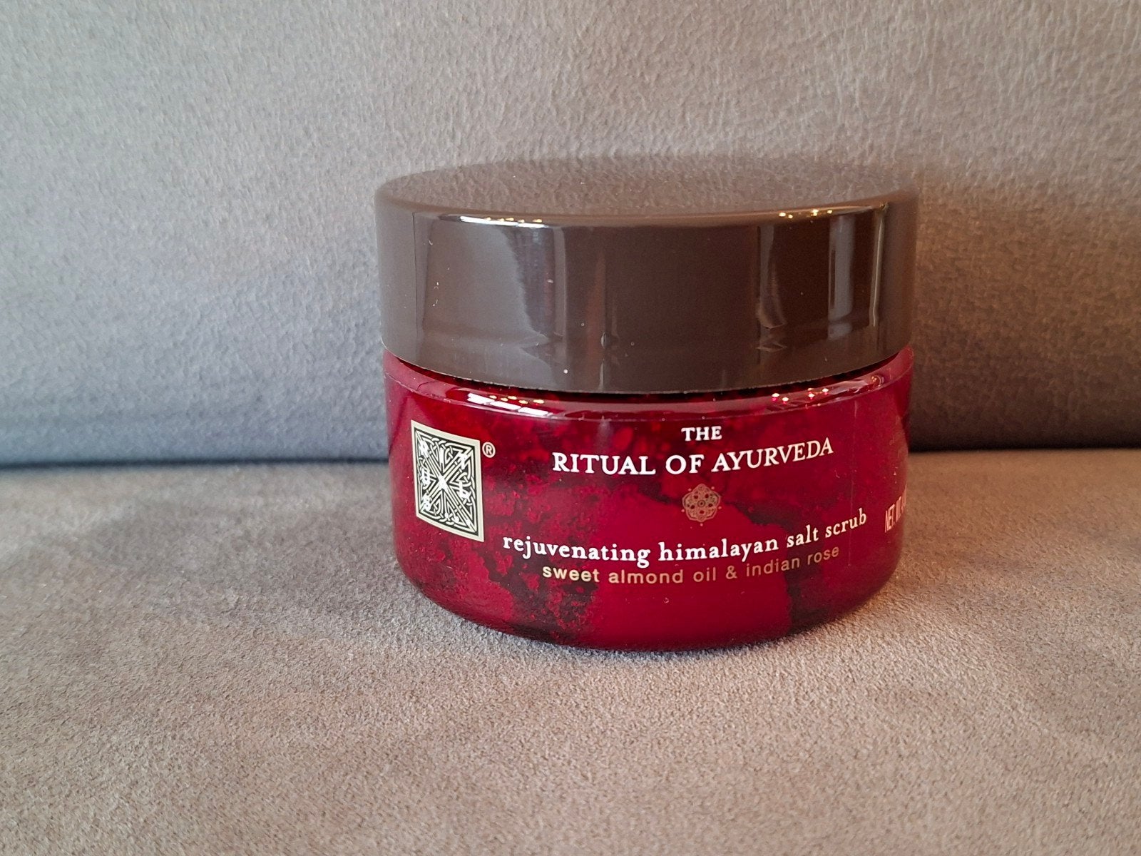 NIEUW: The Ritual of Ayurveda Himalayan salt scrub van 125 g, Ophalen of Verzenden, Nieuw, Overige typen