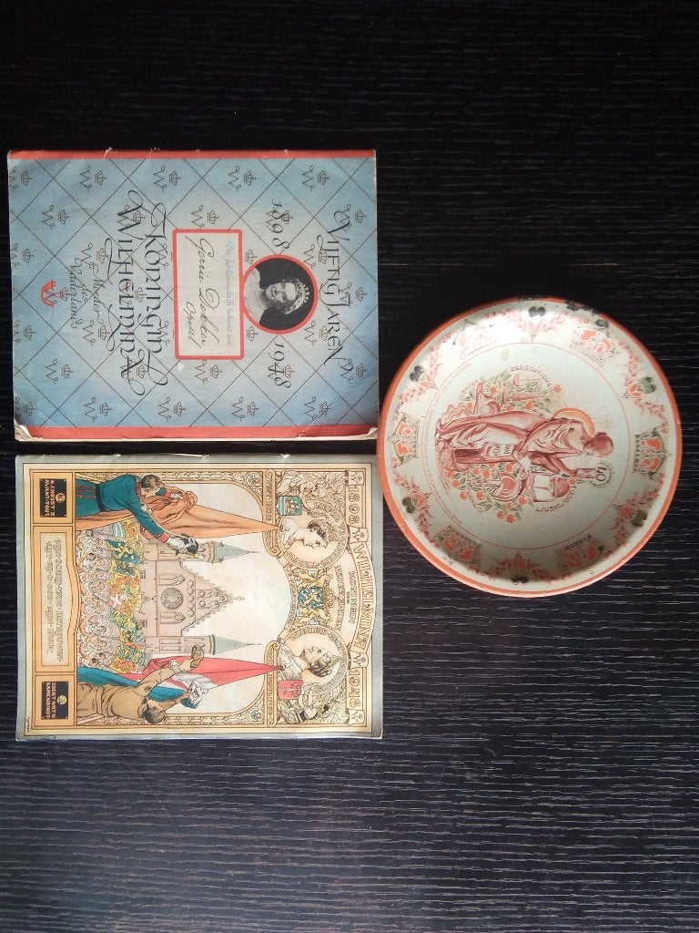 Herdenkings schriten en bordje Wilhelmina, Ophalen of Verzenden, Gebruikt, Nederland, Overige typen
