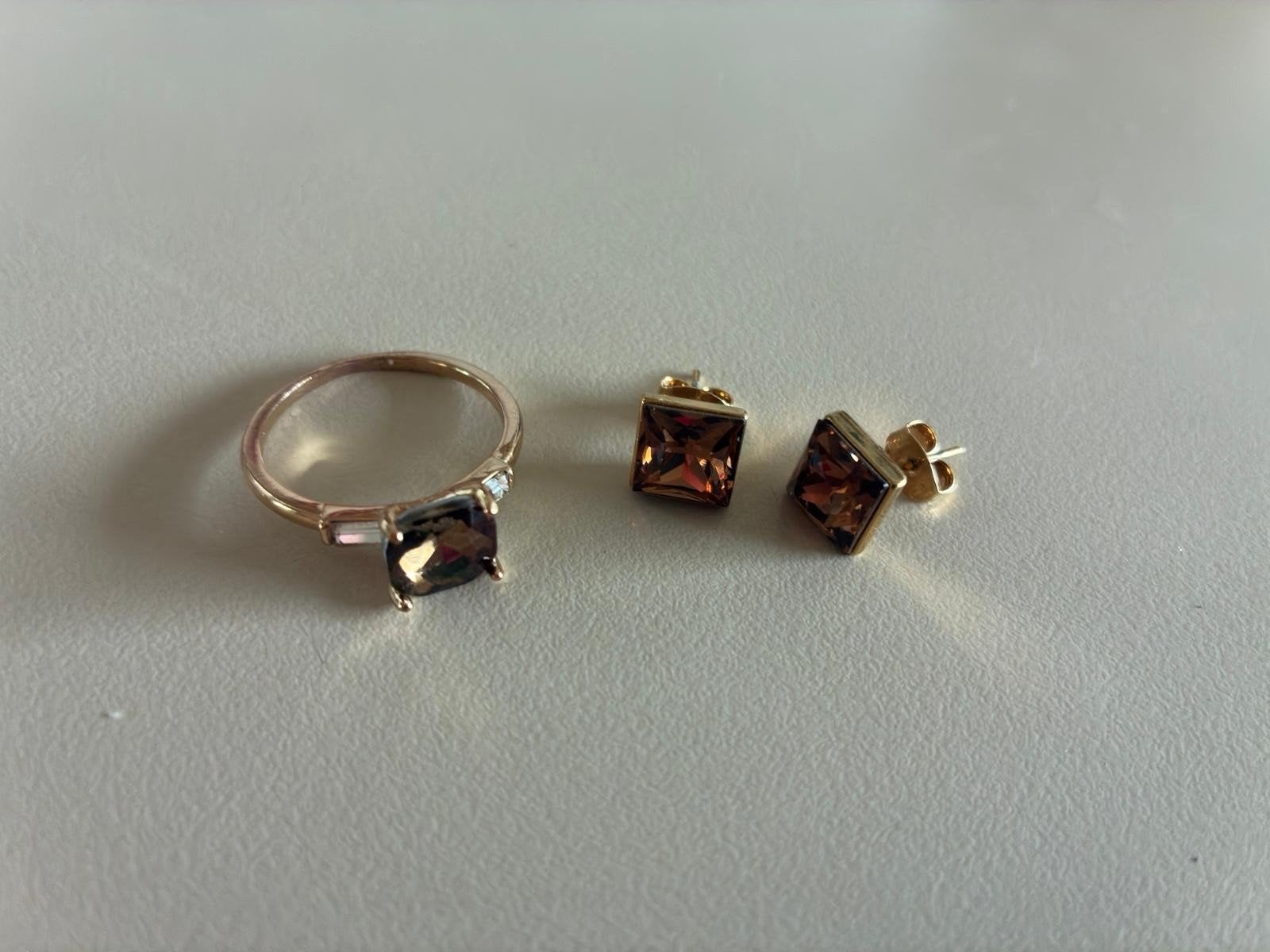 Mooi setje ring en oorknopjes, Verzenden, Gebruikt, Overige materialen, Met kristal