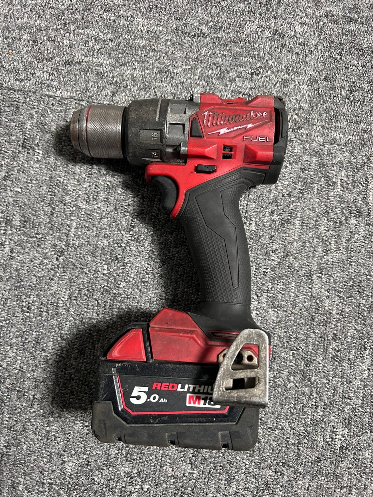 Milwauwkee accu boor / schroef tol M18, Gebruikt, Variabele snelheid, Ophalen of Verzenden, Boor- en Schroefmachine