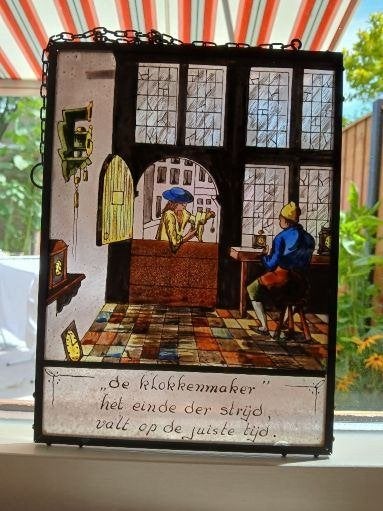 Glas in Lood: Raamhanger: De Klokkenmaker,(adv375, Ophalen of Verzenden, Minder dan 80 cm, Glas in lood, Minder dan 80 cm