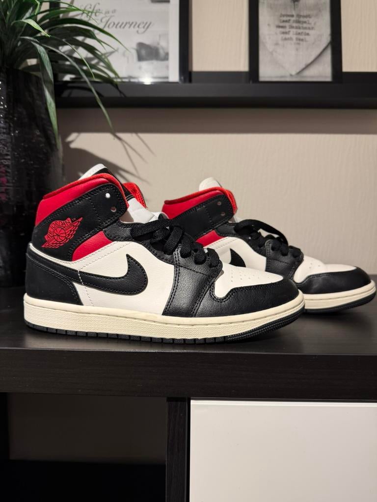 Nike jordan rood zwart 38.5, Ophalen of Verzenden, Zo goed als nieuw, Zwart
