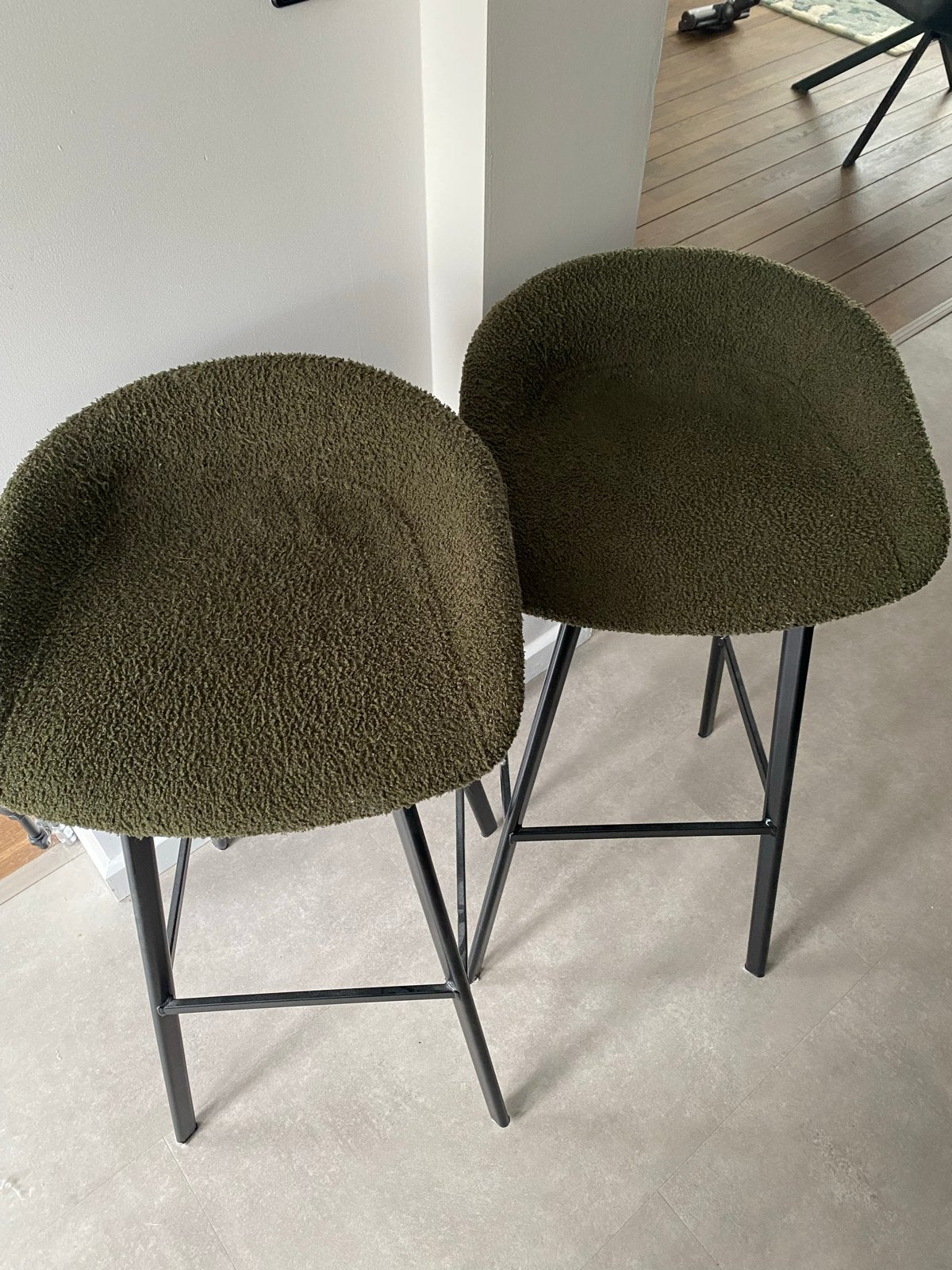 Set van 2 kick rika barkrukken - mosgroen bouclee stof, Ophalen, Gebruikt, Met voetsteun, 60 tot 90 cm
