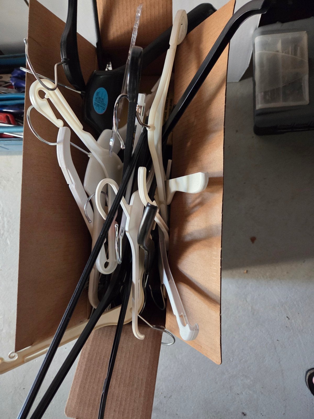 Gratis doos vol kleerhangers, Ophalen