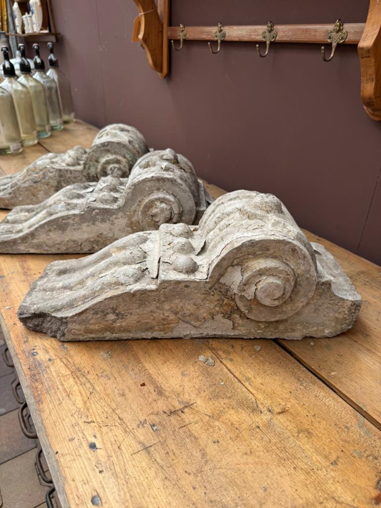 Beton, gevel-ornamenten, zandkleur, rijkelijk versierd, Ophalen