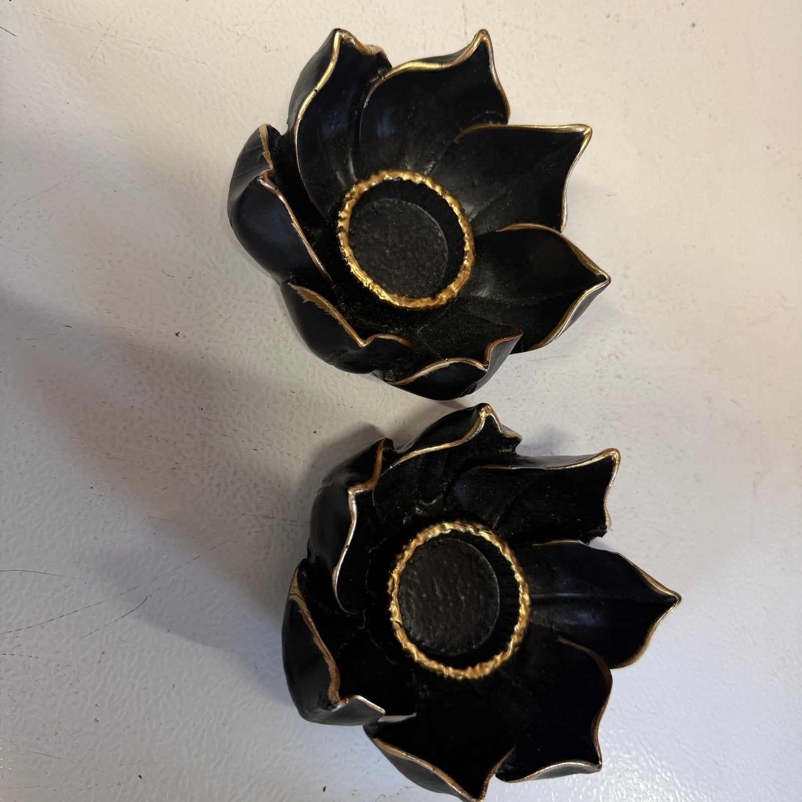 Set van 2 zwarte lotus waxinelichthouders met goud, Huis en Inrichting, Overige materialen, Waxinelichthouder, Ophalen of Verzenden
