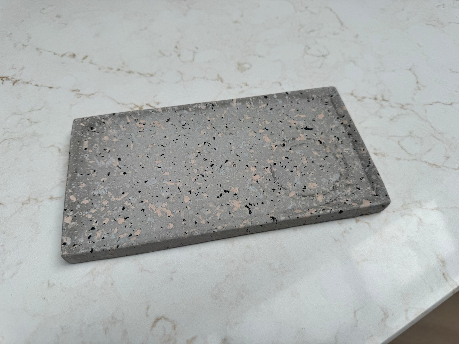 Betonnen dienblad met terrazzo-effect, Ophalen, Zo goed als nieuw, Modern, Grijs