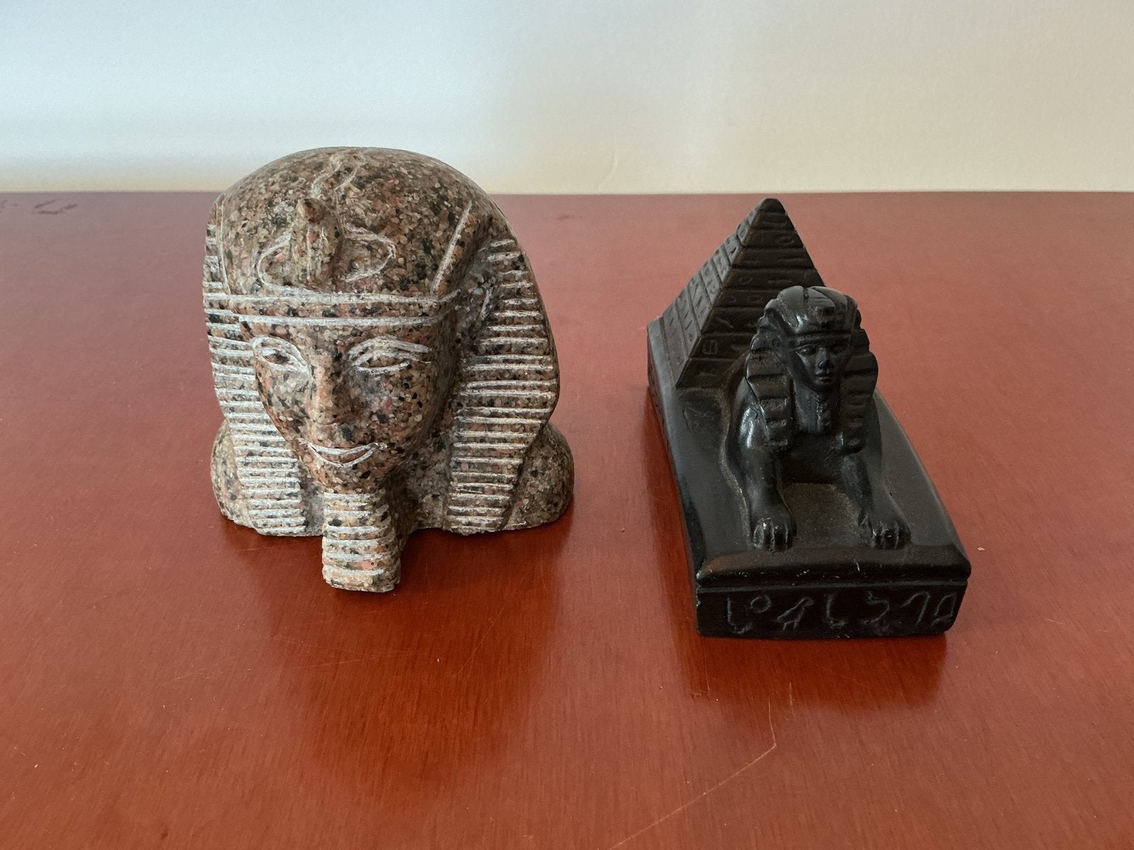Set van 2 Egyptische beelden: Farao en Sfinx met piramide, Overige onderwerpen, Minder dan 20 cm, Ophalen of Verzenden, Handgemaakt