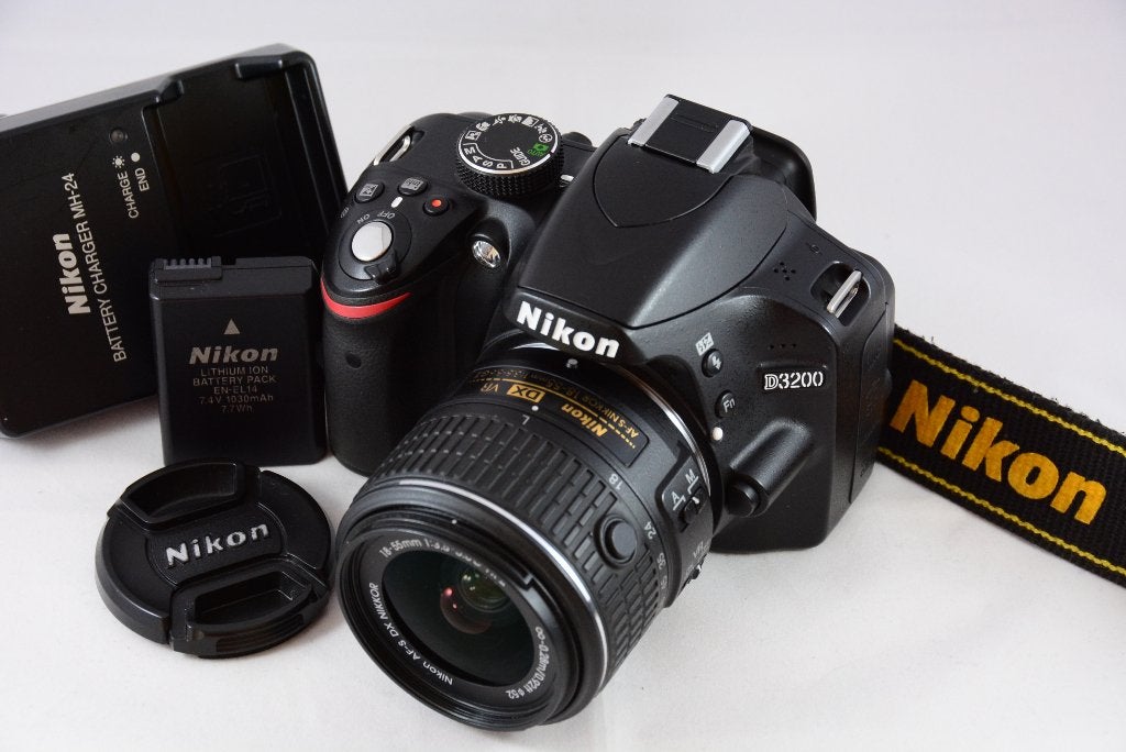 Nikon D3200 met 18-55mm VR II kitlens TOP STAAT 9485 clicks!, Audio, Tv en Foto, Fotocamera's Digitaal, Lensdop, Ingebouwde flitser