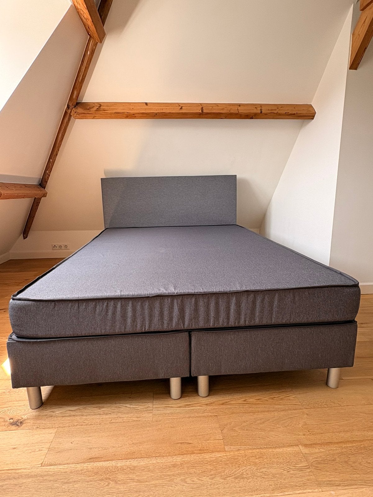 Zo goed als nieuw Alta grijze boxspring leenbakker 140x200cm, Ophalen, 140 cm, Zo goed als nieuw, Twijfelaar
