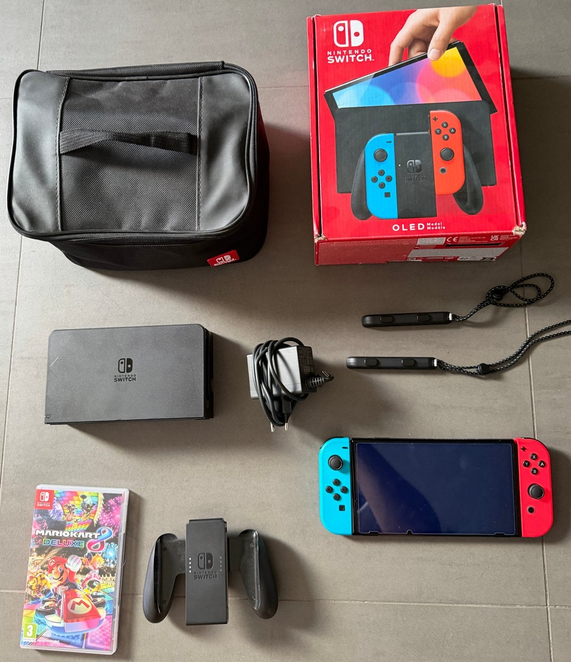 Nintendo Switch OLED met Mario Kart 8 Deluxe en accessoires!, Met games, Met 2 controllers, Zo goed als nieuw, Switch OLED