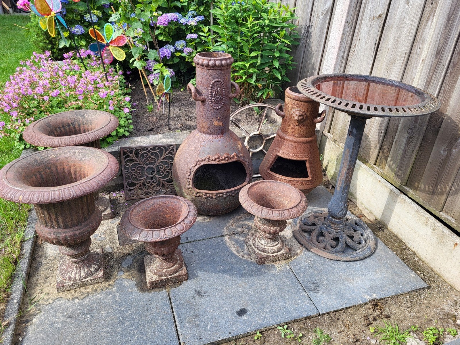 Partij gietijzer tuinvazen vogeldrinkschaal tuinhaarden, Tuin en Terras, Ophalen