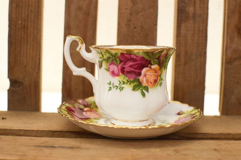 Royal Albert porseleinen kop en schotel 44017, Huis en Inrichting, Keuken | Servies, Gebruikt, Ophalen of Verzenden, Bord(en)