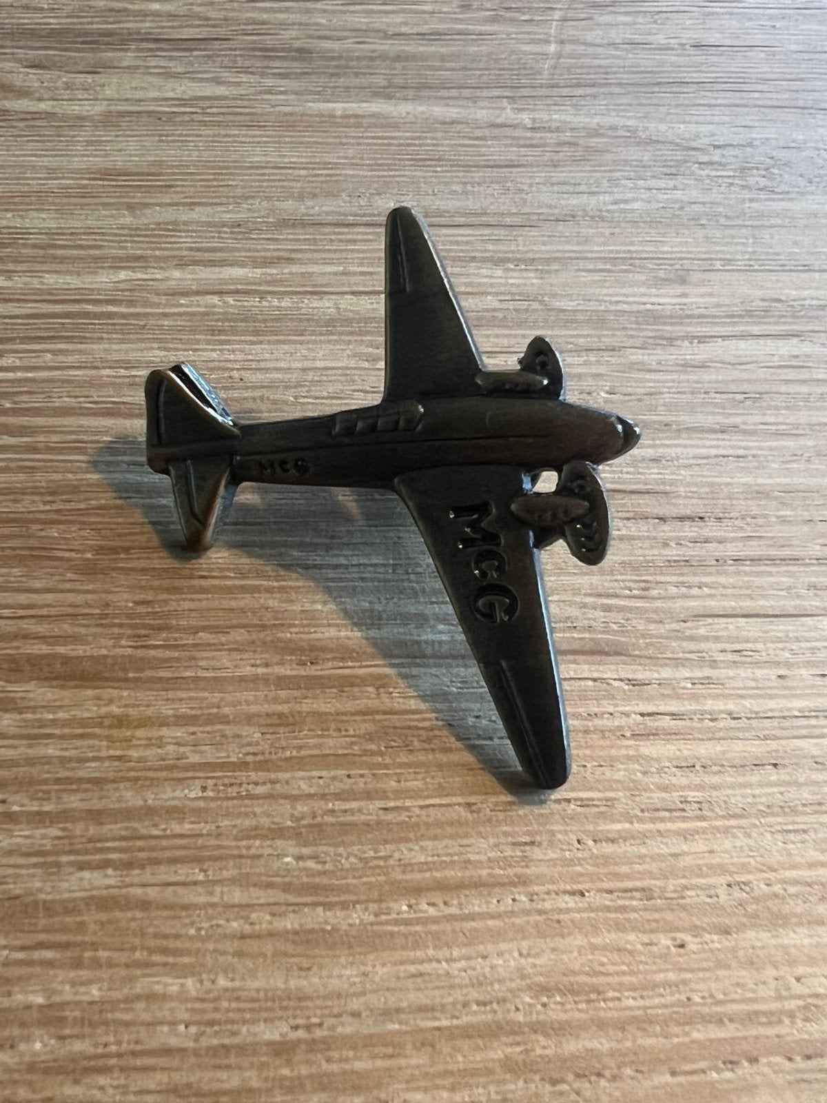 Vliegtuig pin, McDonnell, Douglas DC-3 Dakota, Ophalen of Verzenden, Nieuw, Transport, Speldje of Pin