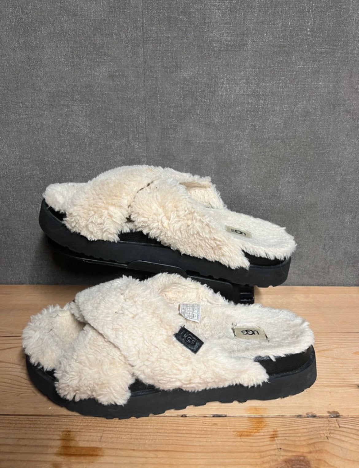 UGG Fuzz Sugar Cross Slide pantoffels, Kleding | Heren, Schoenen, Overige kleuren, Ophalen of Verzenden, Zo goed als nieuw, Pantoffels of Sloffen