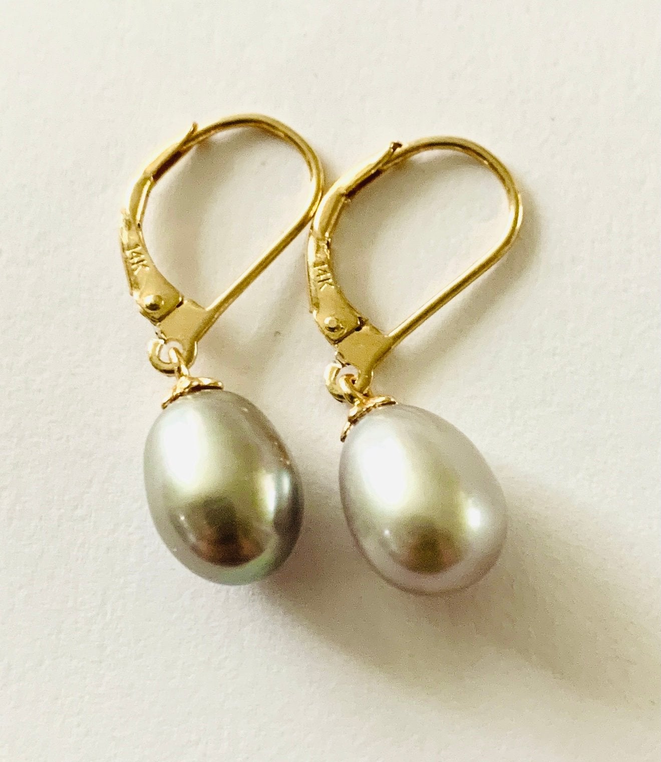 Parel oorbellen met grijze druppel zoutwater parels 14K, Hangers, Nieuw, Ophalen of Verzenden, Goud