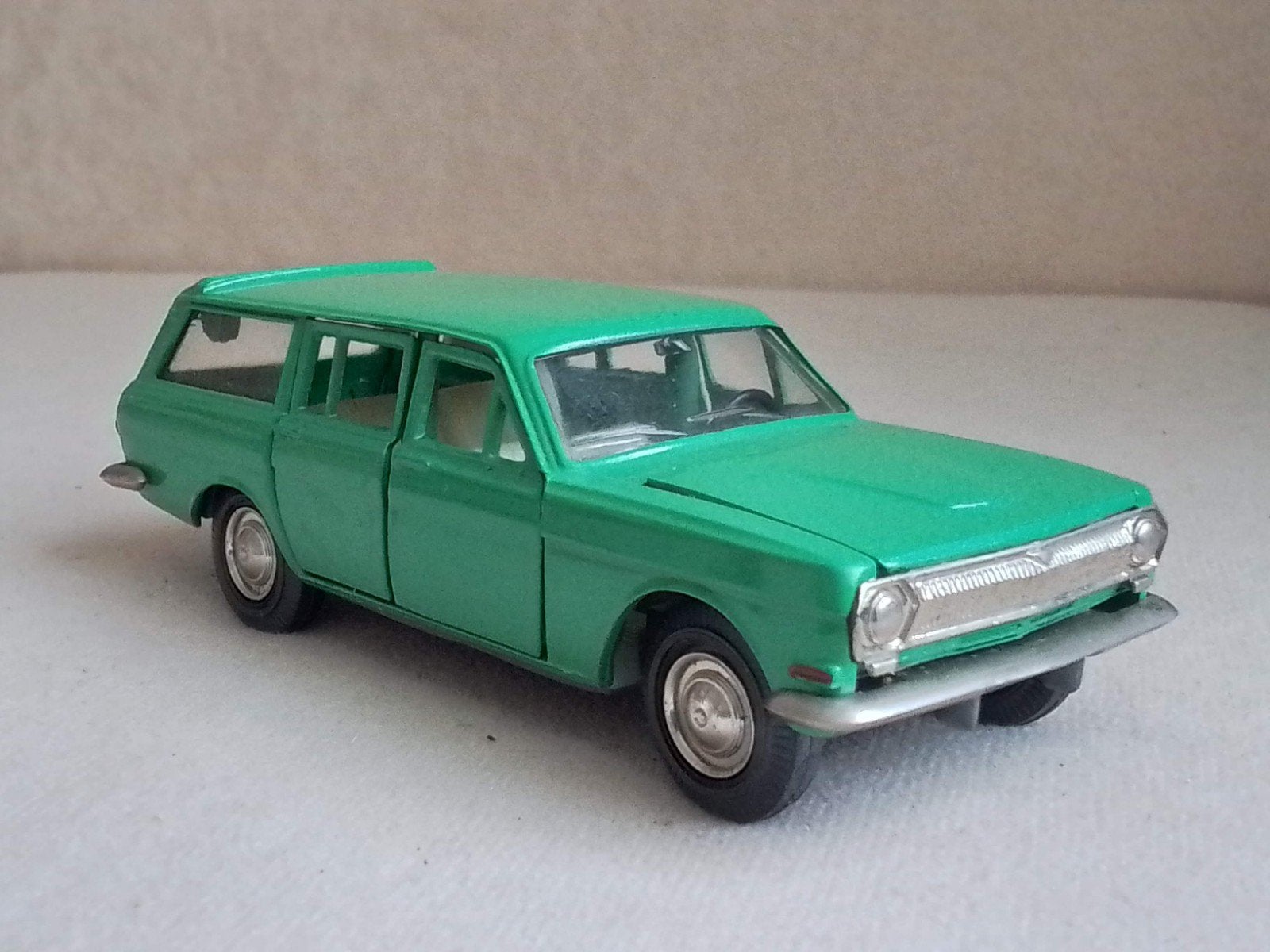 Gaz 2402 Volga Stationcar Novoexport made in ussr, Hobby en Vrije tijd, Modelauto's | 1:43, Ophalen of Verzenden, Zo goed als nieuw