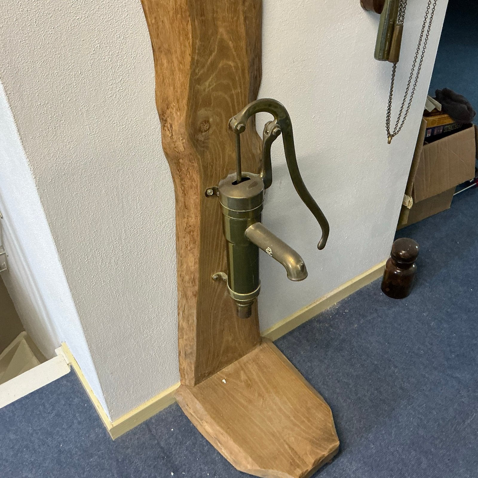 Decoratieve Koperen Pomp op Eikenhouten Plank, Antiek en Kunst, Ophalen, Koper