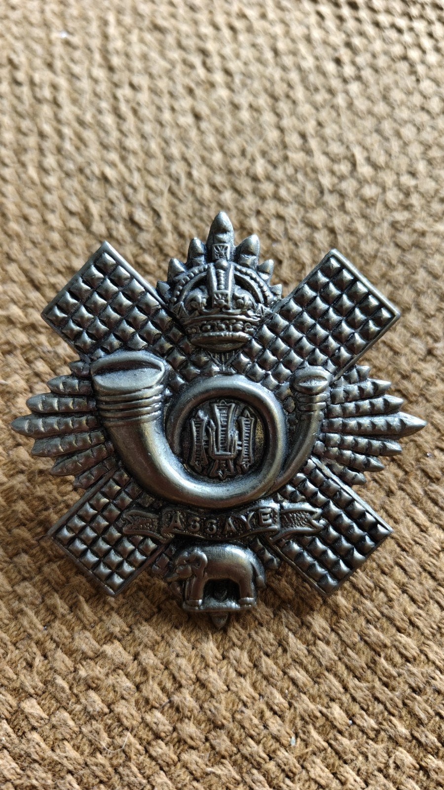 Originele WW2 capbadge Highland Light Infantry., Verzamelen, Militaria | Tweede Wereldoorlog, Ophalen of Verzenden, Engeland, Embleem of Badge