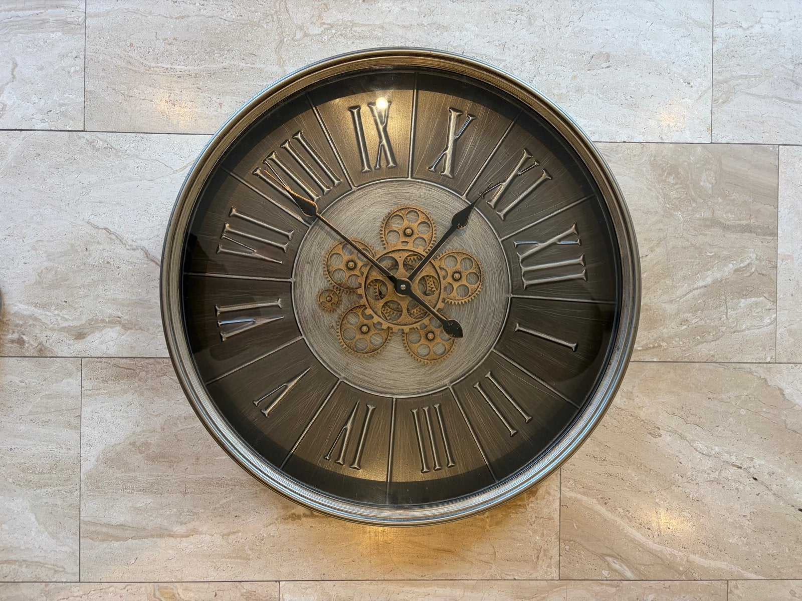 Grote Wandklok met Romeinse Cijfers en Zichtbaar Uurwerk, Ophalen, Wandklok, Analoog, Werkt op batterijen