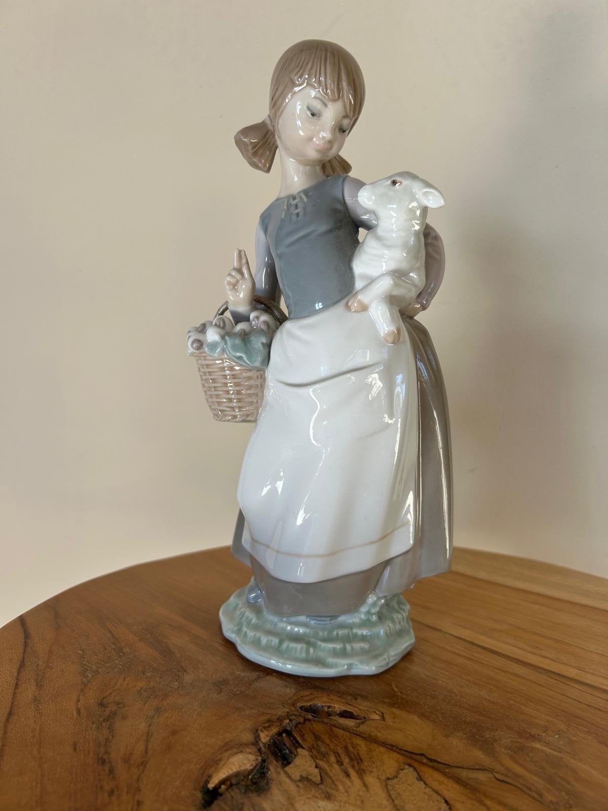 Lladro Beeldje Meisje met Lam en Mandje - Vintage Porselein, Ophalen of Verzenden, Zo goed als nieuw, Mens