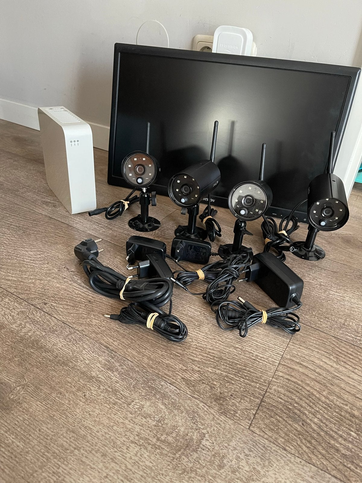 Beveiligingscamerasysteem met 4 camera's en monitor, Ophalen of Verzenden, Gebruikt, Buitencamera