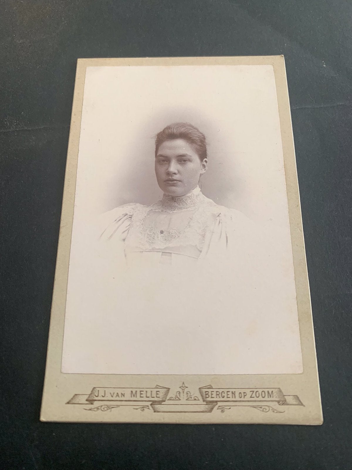 cdv carte de visite jongevrouw Bergen op Zoom J J van Melle, Verzamelen, Foto's en Prenten, Verzenden, Voor 1940, Zo goed als nieuw