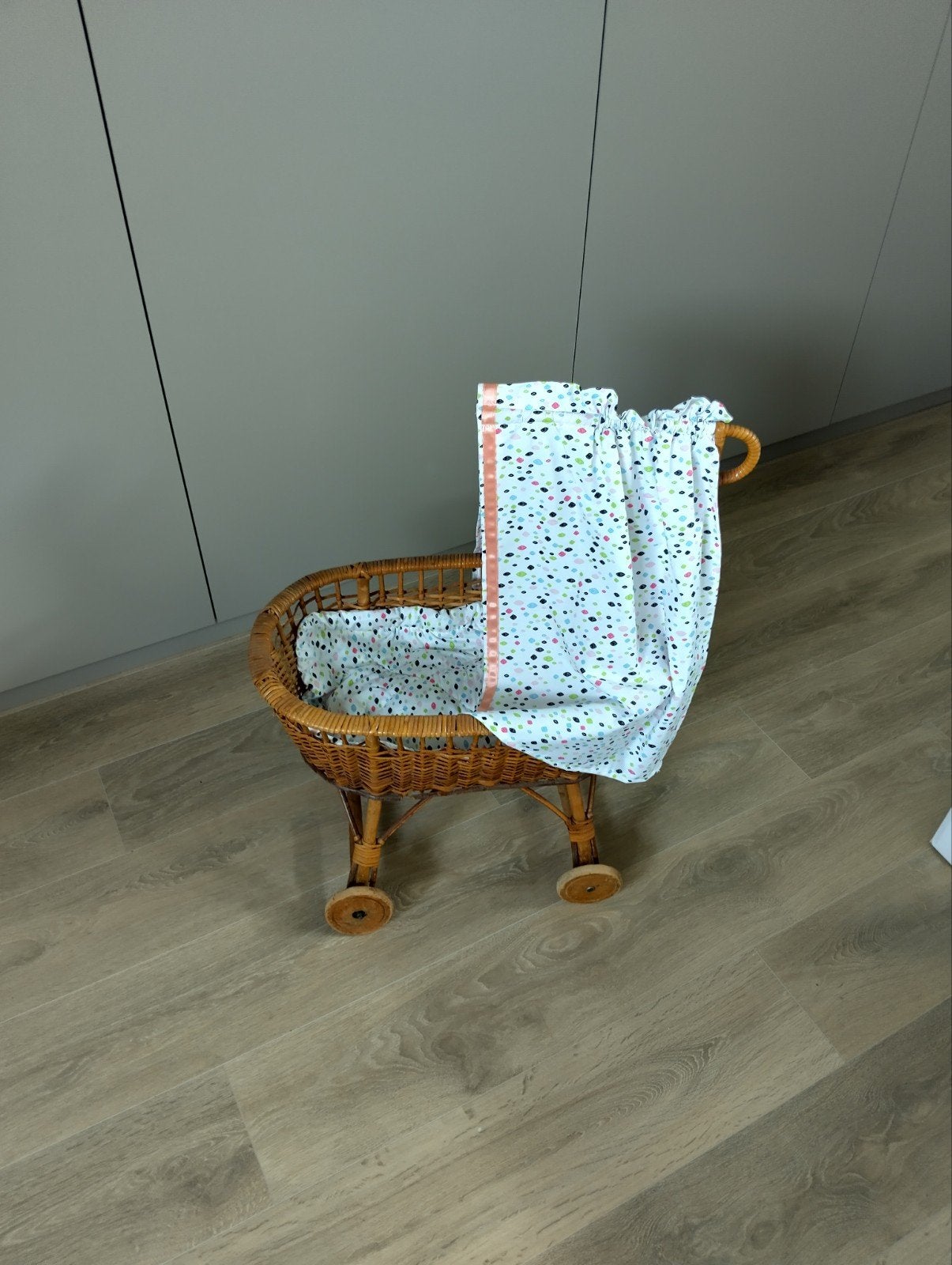 Vintage rotan poppenwagen met matrasje en dekentje, Ophalen, Gebruikt, Overige typen