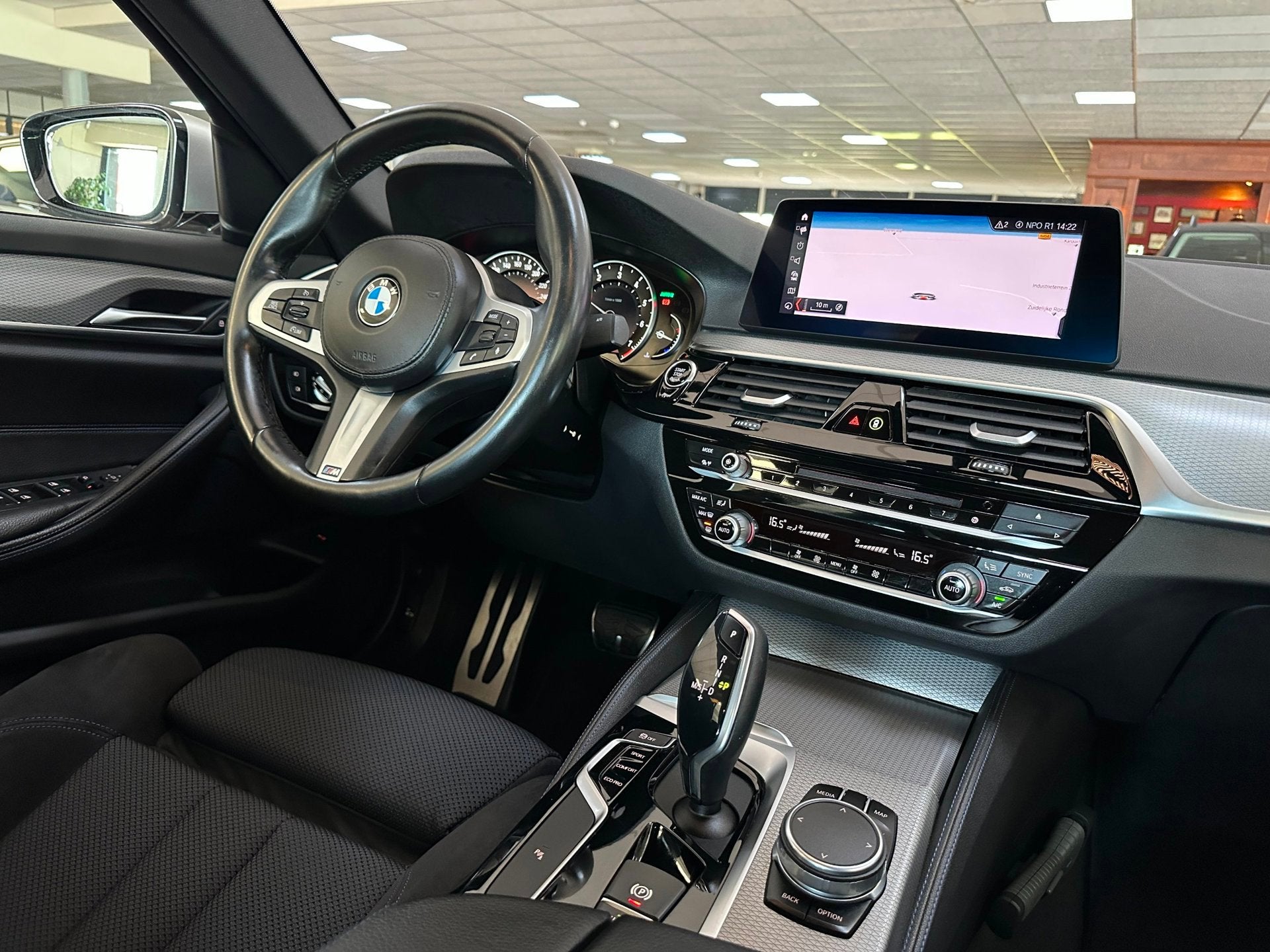 BMW 5-serie 520i Corporate Lease Executive/M-PAKKET/NAVI/NL-, Auto's, Automaat, Achterwielaandrijving, Gebruikt, Euro 6