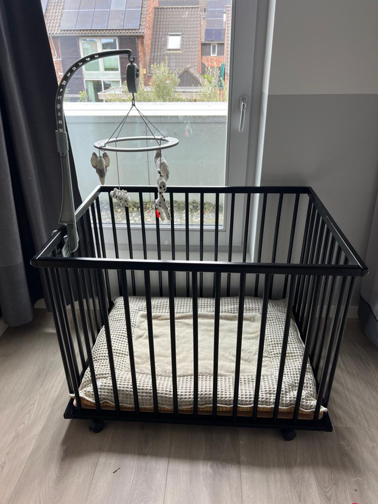 Zwarte box met Koeka boxkleed en Done by Deer muziekmobiel, Ophalen, Gebruikt, Vierkant, Boxkleed