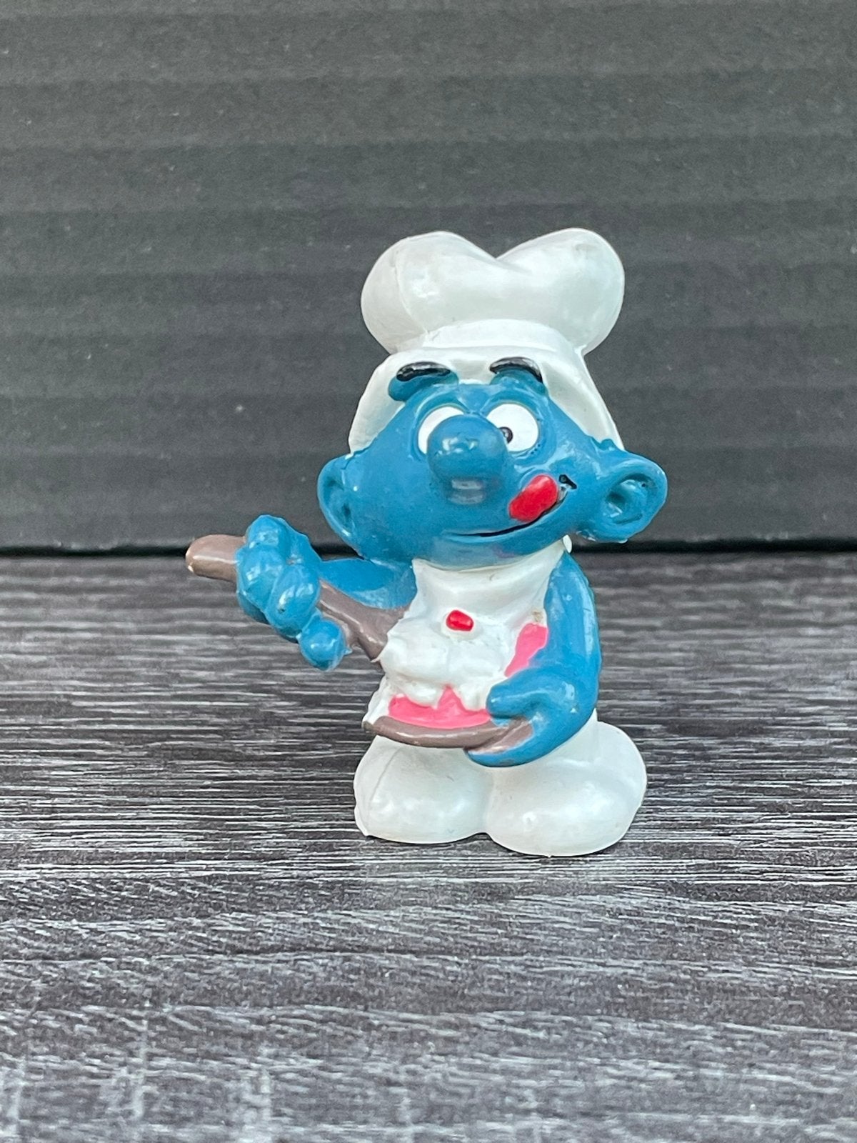 Smulsmurf met taart - Vintage Smurfen figuur, Ophalen of Verzenden, Gebruikt, Smulsmurf, Poppetje, Figuurtje of Knuffel