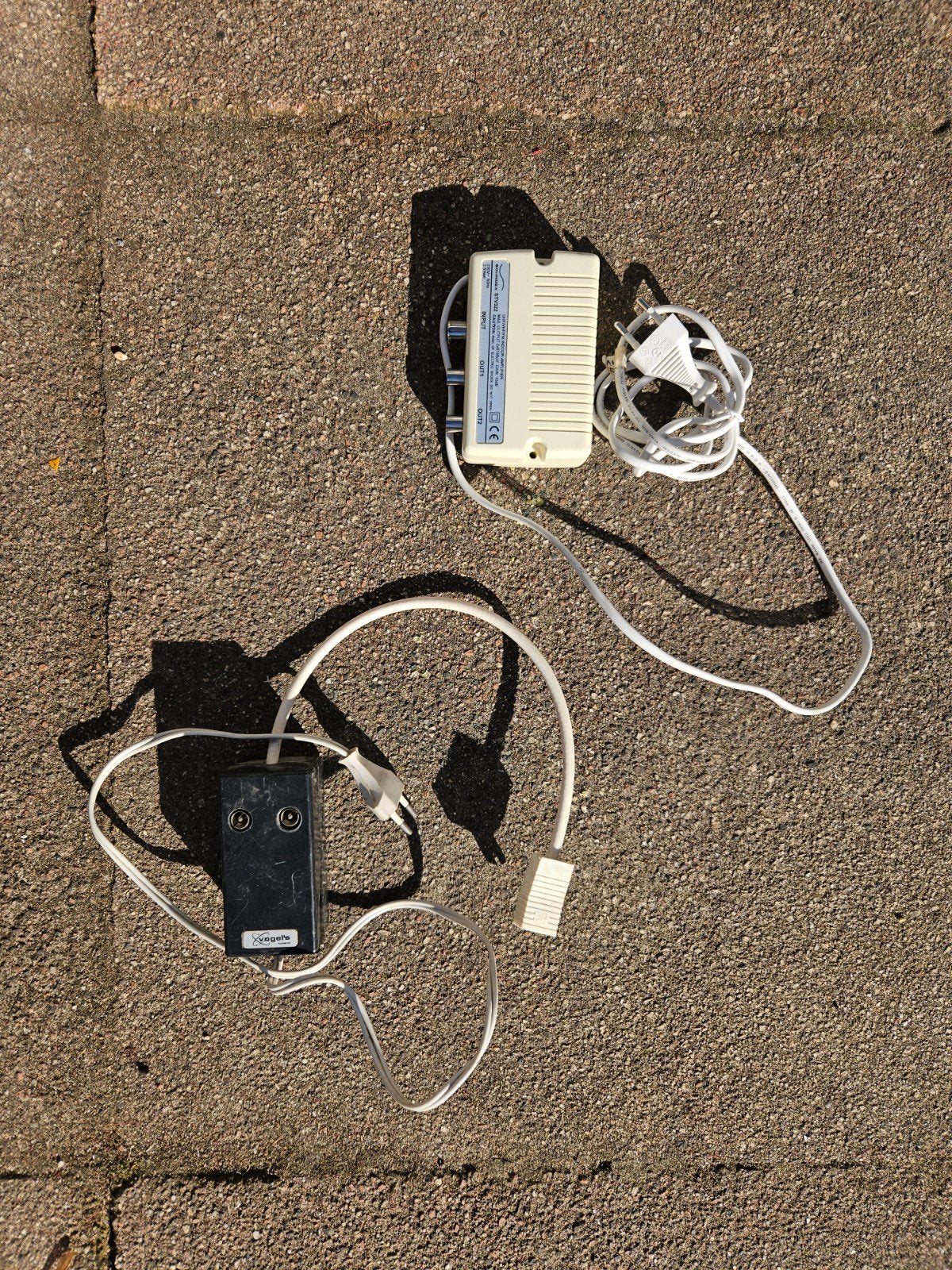 2x Antenneversterker met splitter functie (Vogels & Soundex), Ophalen of Verzenden