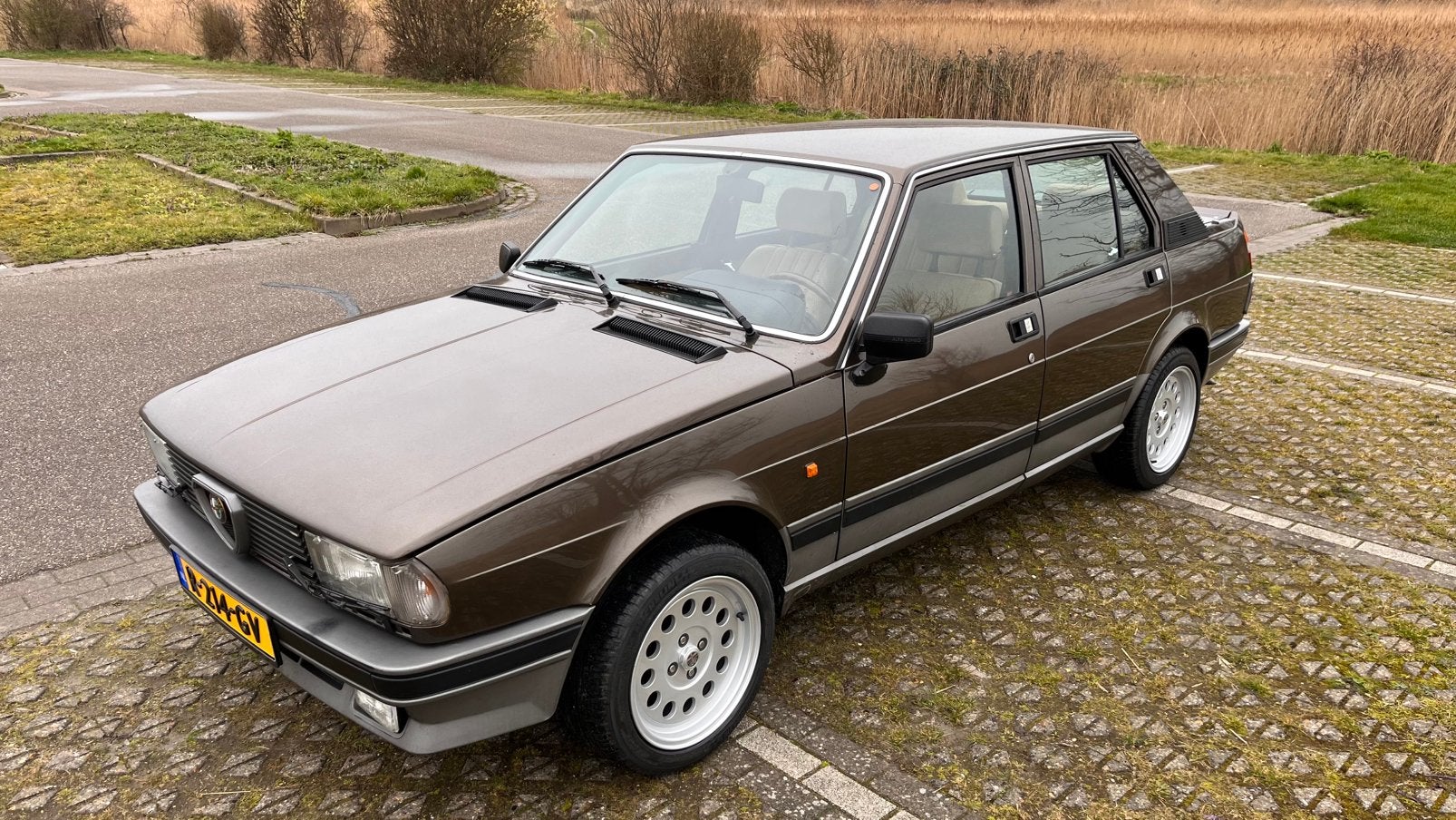 Alfa Romeo Giulietta 2.0 Lusso (1984), 1948 cc, 4 cilinders, Bruin, Bruin