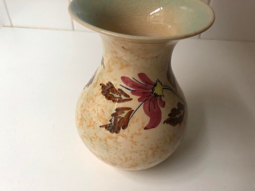 Beige Vaas met donker rode bloem, Ophalen of Verzenden