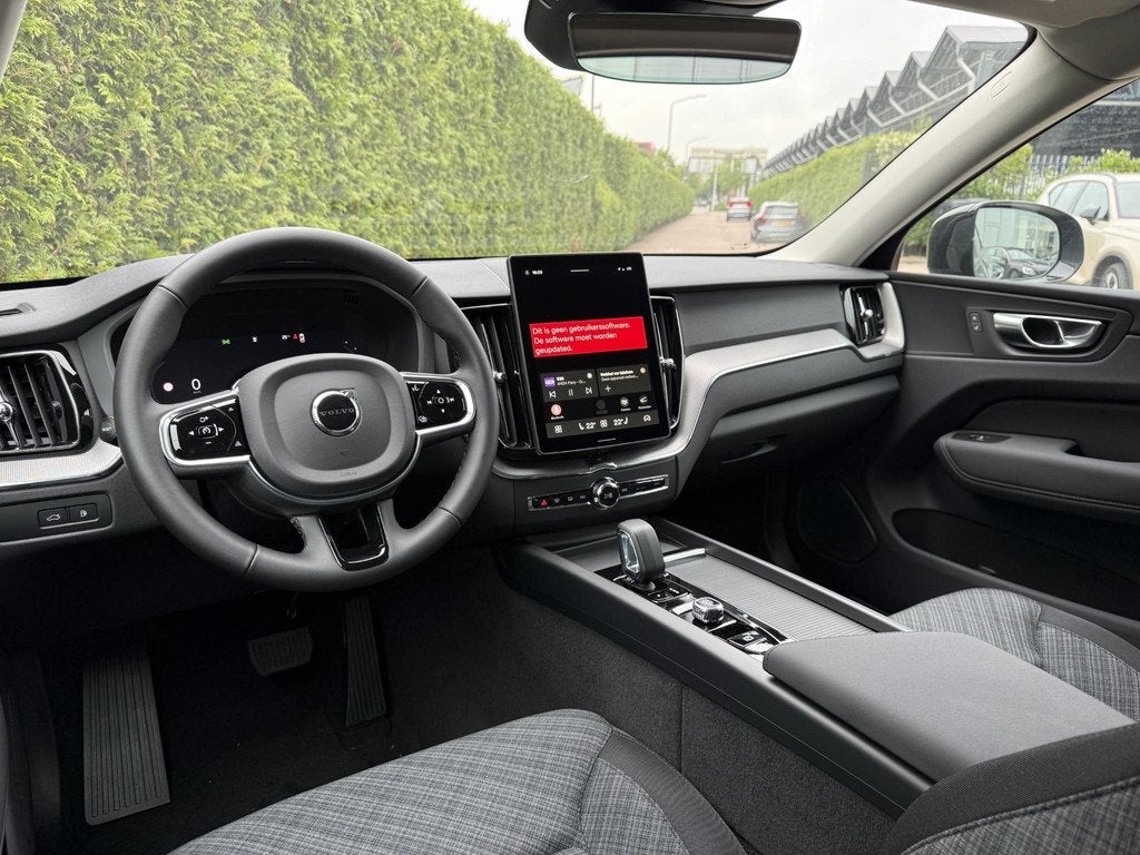 Volvo XC60 T6 Plug-in hybrid AWD Essential, Auto's, Volvo, Automaat, Stof, 4 cilinders, Zwart