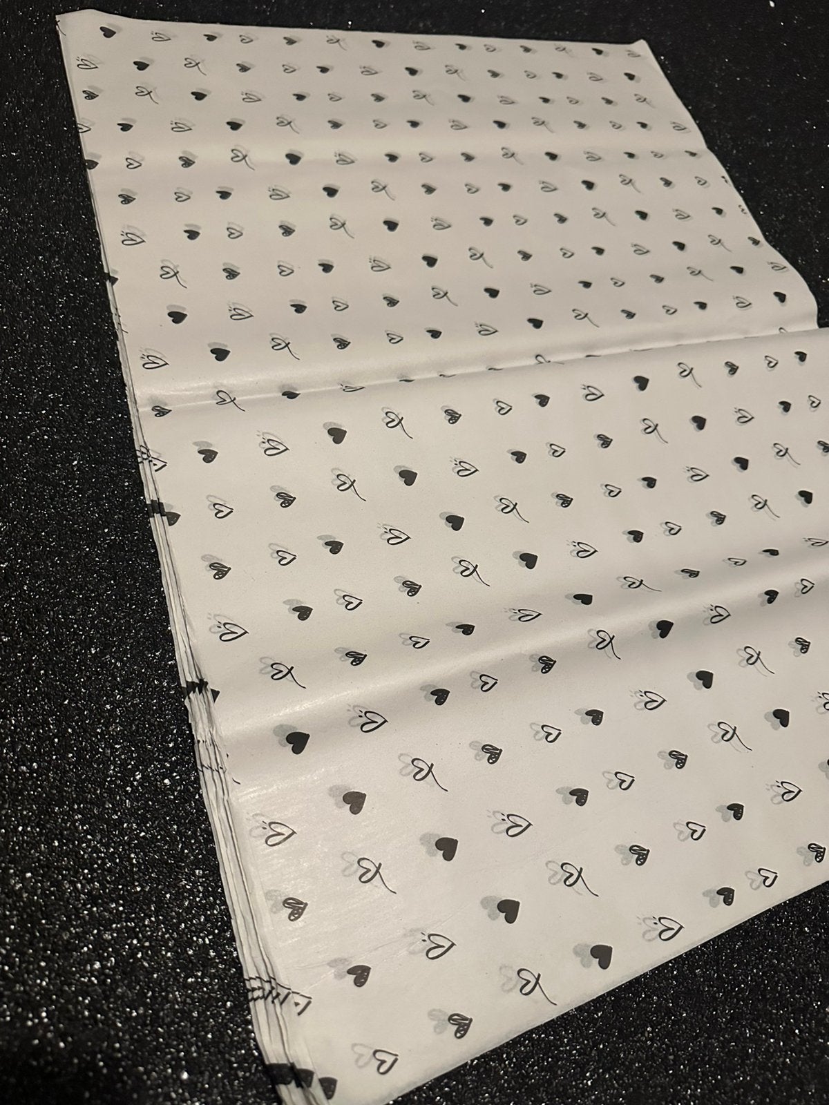 Vloeipapier met zwarte hartjes, Ophalen of Verzenden, Zo goed als nieuw