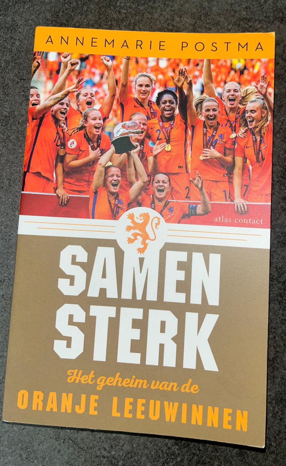 SAMEN STERK (De Oranje Leeuwinnen), Ophalen of Verzenden, Zo goed als nieuw, Balsport