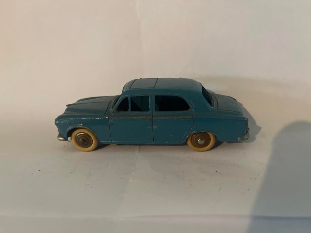 Dinky Toys Peugeot 403 - Vintage Speelgoedauto, Hobby en Vrije tijd, Modelauto's | Overige schalen, Ophalen of Verzenden, Gebruikt