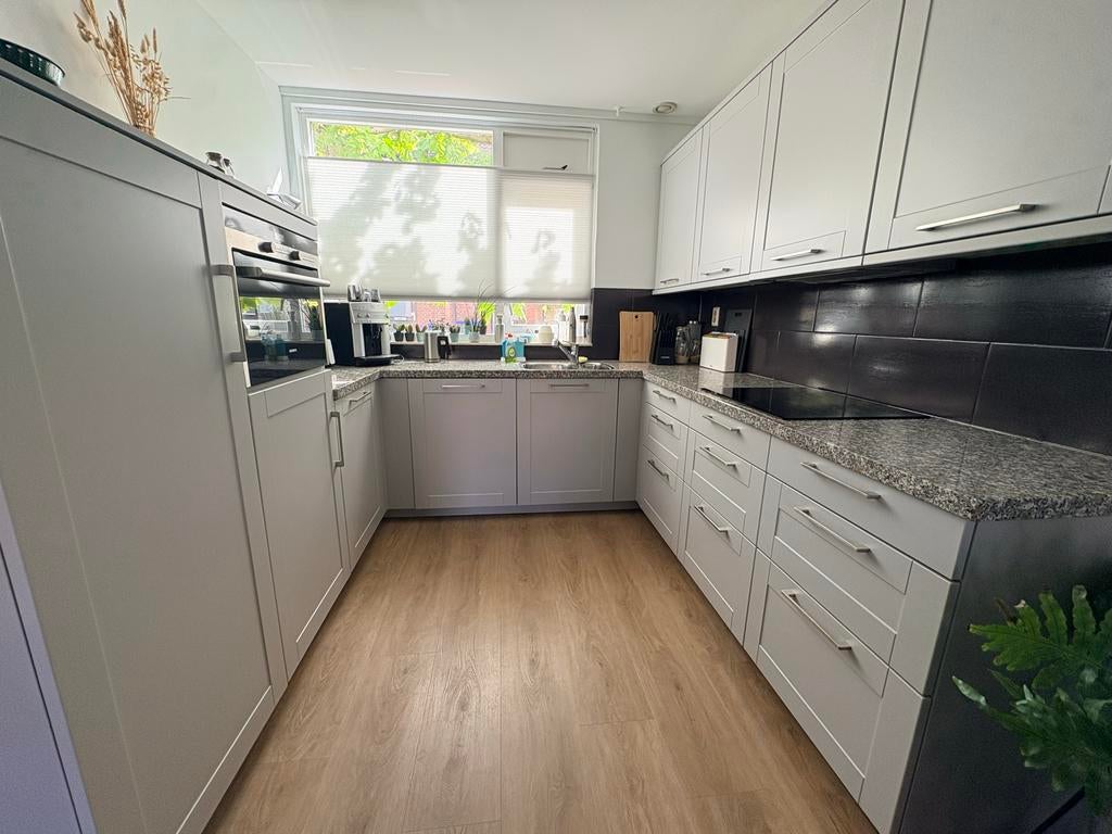 Moderne U-keuken met Siemens apparatuur en granieten blad, Ophalen, U-keuken, Graniet of Steen, Zo goed als nieuw