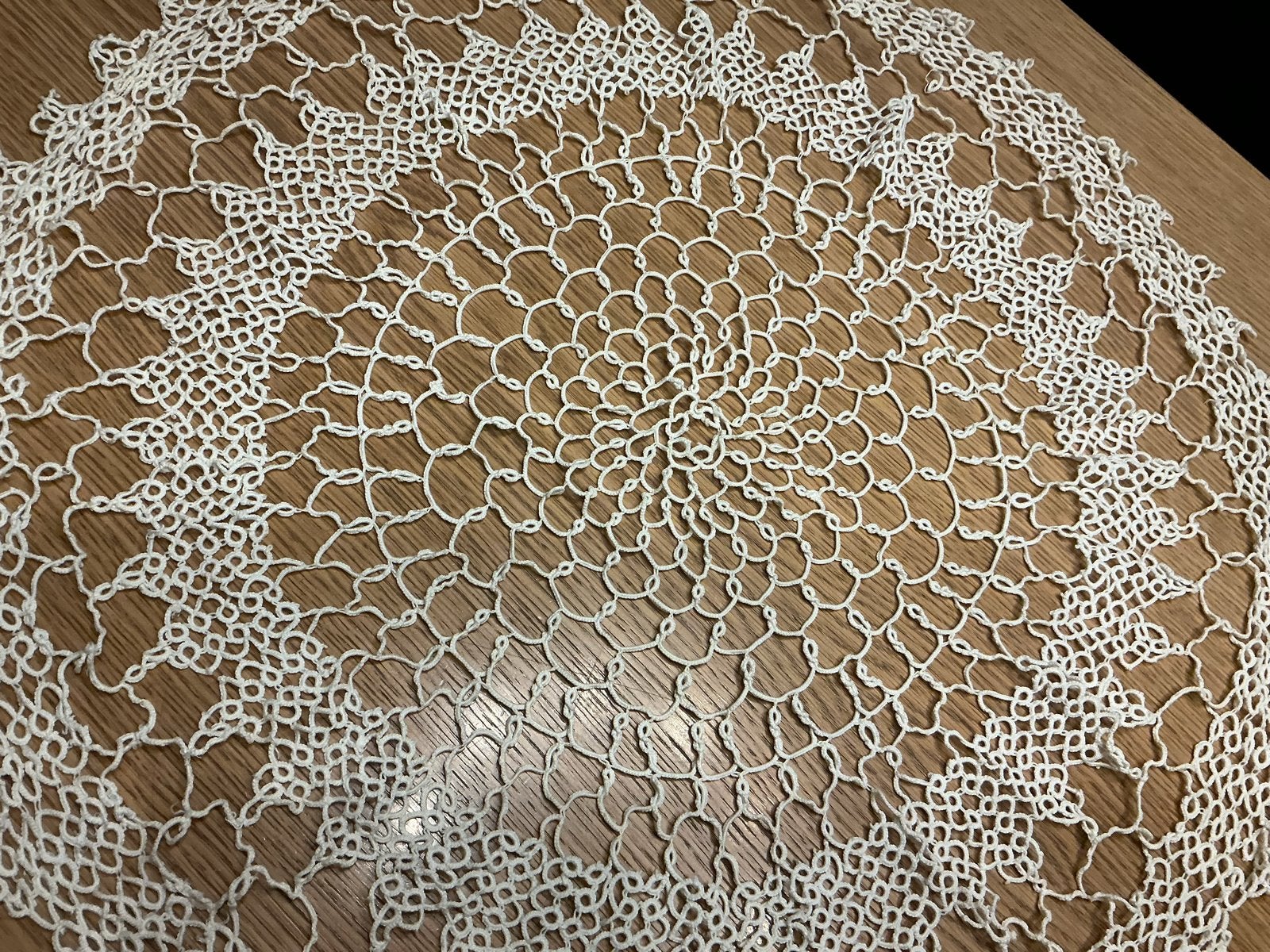 Handgemaakt Frivolité Kleed , vintage. Doorsnee 67 cm, Huis en Inrichting, Ophalen, Vintage, Gebruikt, Wit