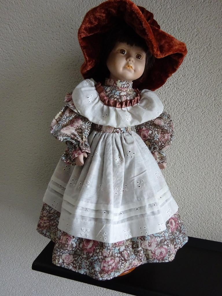 Decoratieve pop met standaard, Antiek en Kunst, Curiosa en Brocante, Ophalen