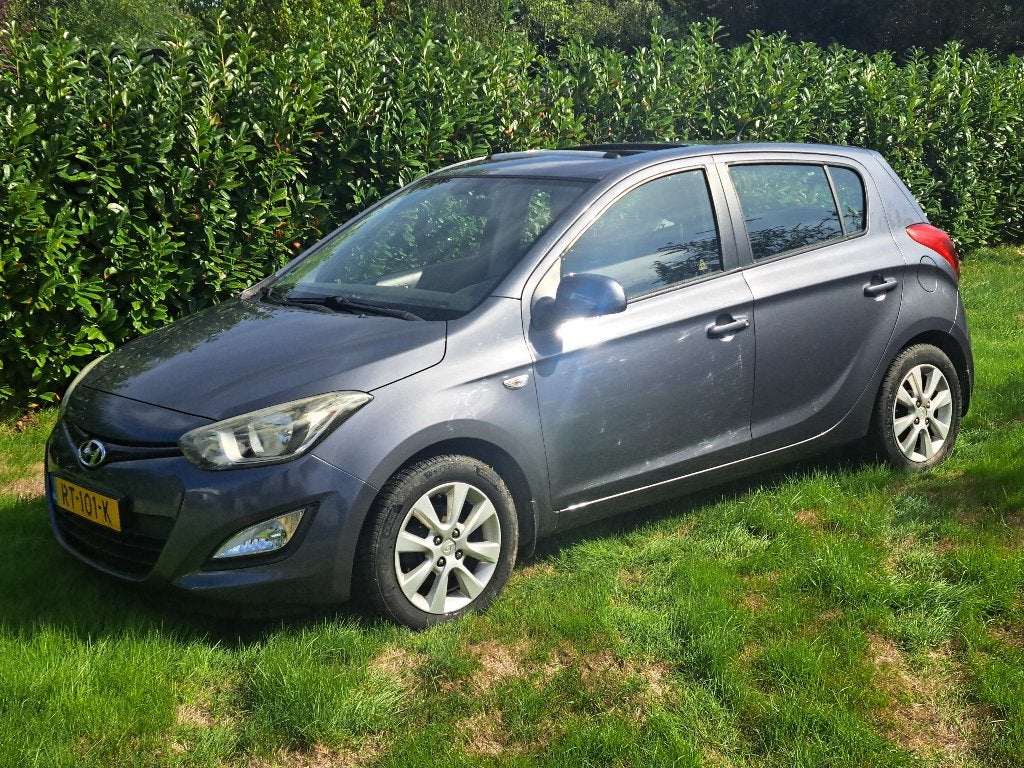 Hyundai i20 1.4 automaat 2014, Auto's, 40 €/maand, Zwart, 4 cilinders, 1396 cc