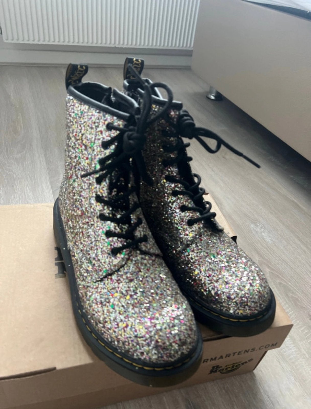 Dr. Martens glitter boots maat 37 nieuw in doos, Kleding | Dames, Schoenen, Ophalen of Verzenden, Nieuw, Overige kleuren, Lage of Enkellaarzen