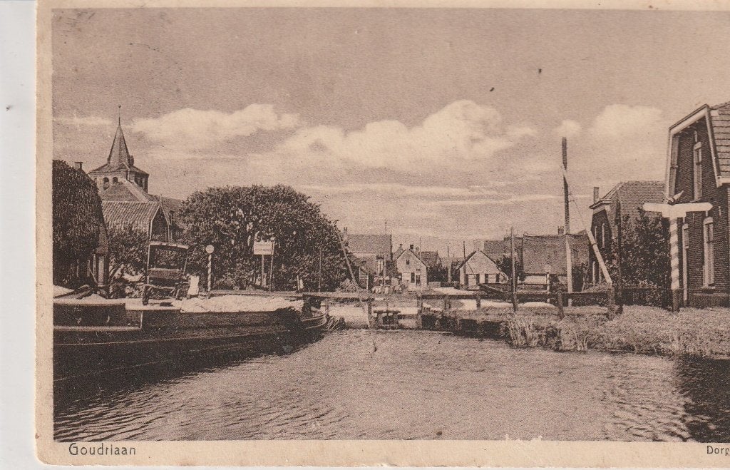 Goudriaan, Dorpsgezicht met Kerk en Kanaal, Verzamelen, Ansichtkaarten | Nederland, Verzenden, 1920 tot 1940, Gelopen, Zuid-Holland