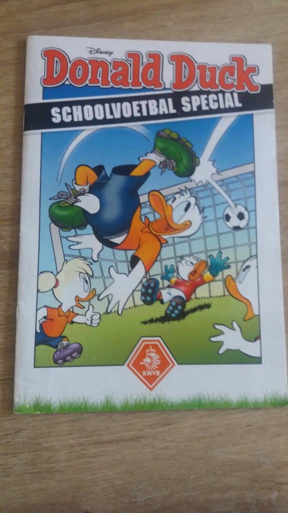 Donald Duck voetbal special KNVB en andere speciale Donald D, Meerdere stripboeken, Ophalen of Verzenden, Zo goed als nieuw