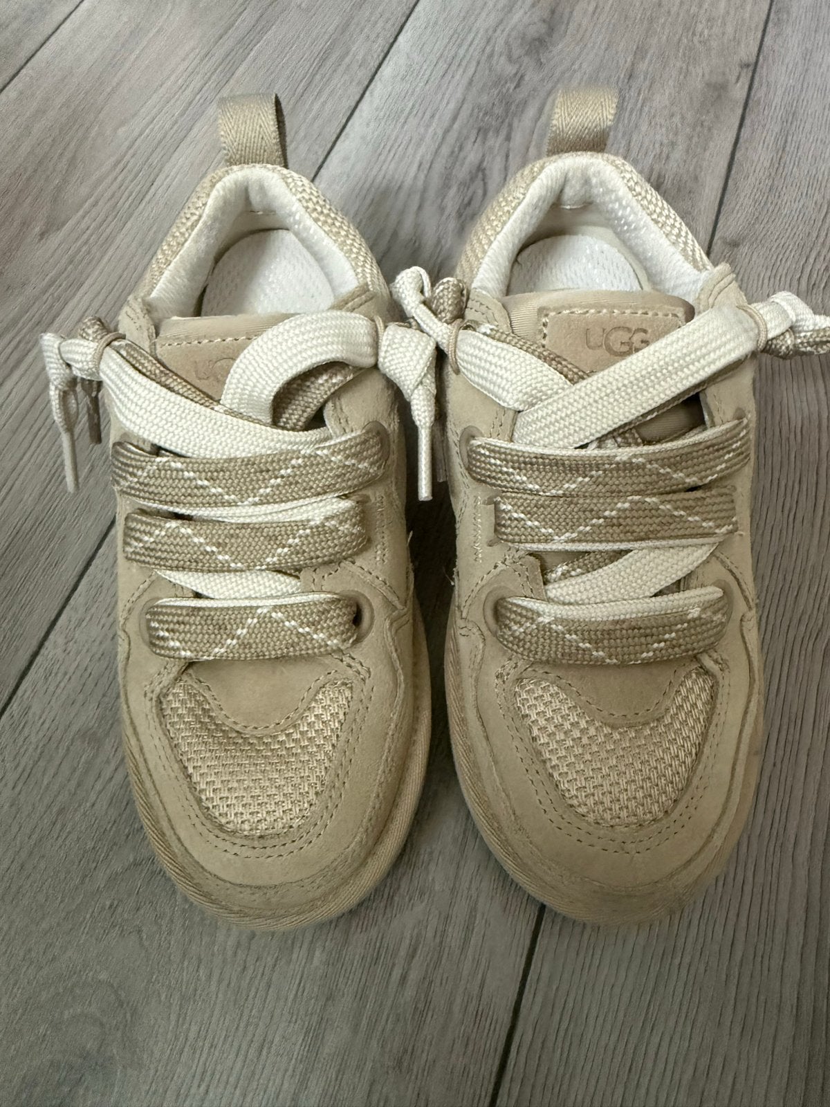 Ugg Sneakers - Ongedragen, valt als maat 35, Ophalen of Verzenden, Nieuw, Beige, Sneakers of Gympen