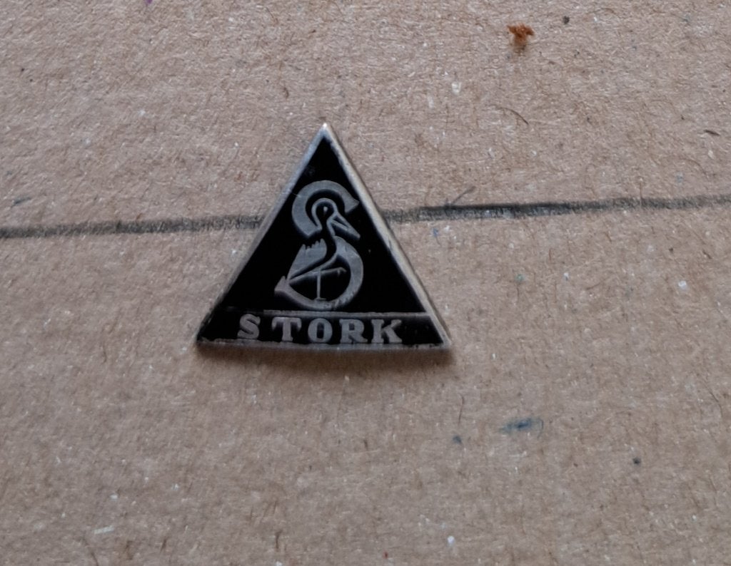 emaille stork speld, Verzenden, Zo goed als nieuw, Merk, Speldje of Pin