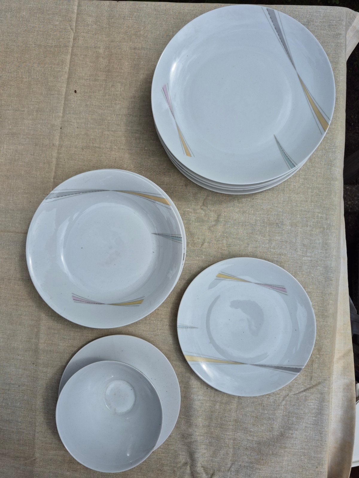 Wit met pastelkleurige borden en sauskom, Ophalen of Verzenden, Porselein, Overige stijlen, Bord(en)