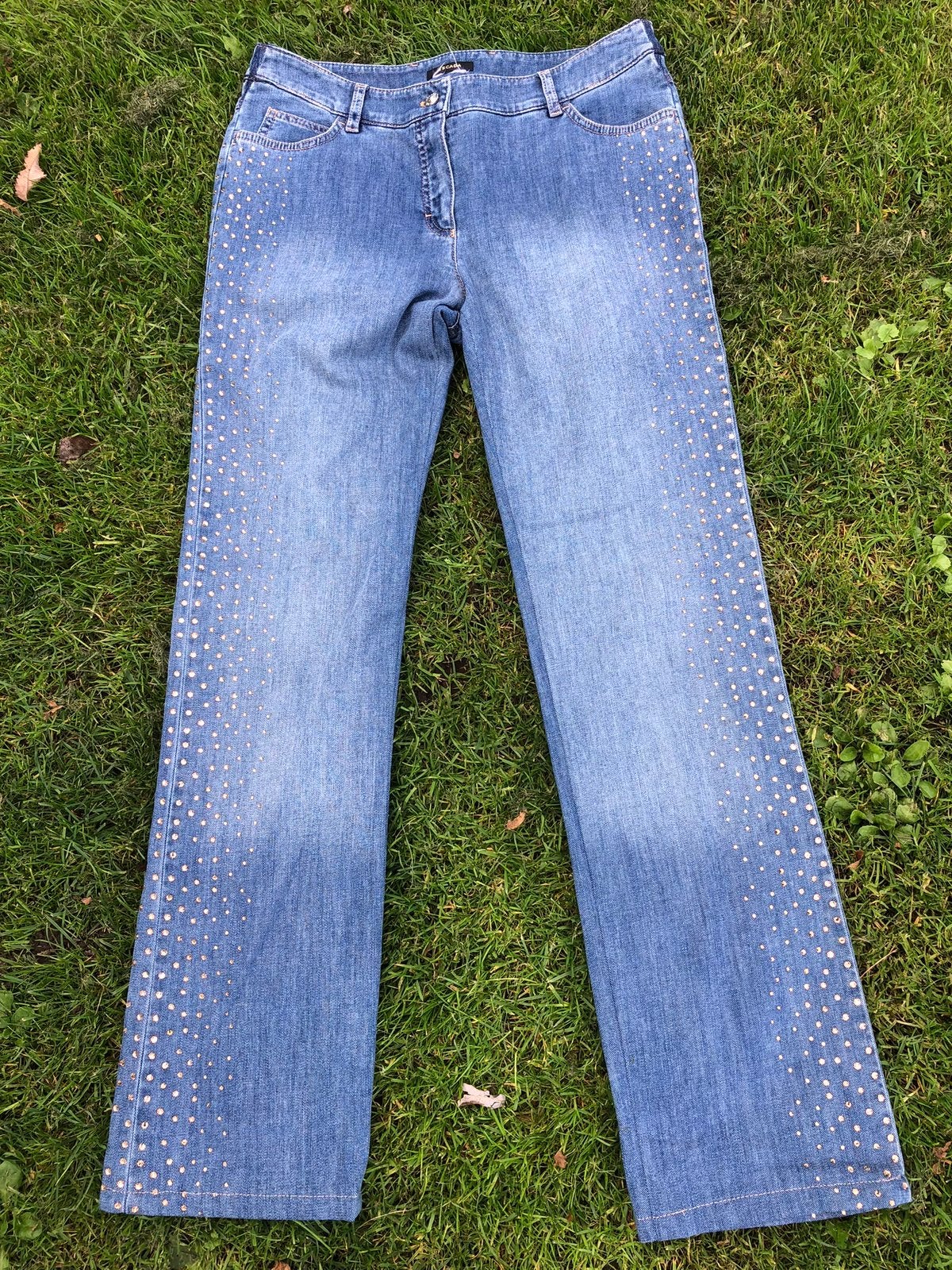 Escada spijkerbroek met diamantjes mt 36, Verzenden, Zo goed als nieuw, Blauw, W28 - W29 (confectie 36)