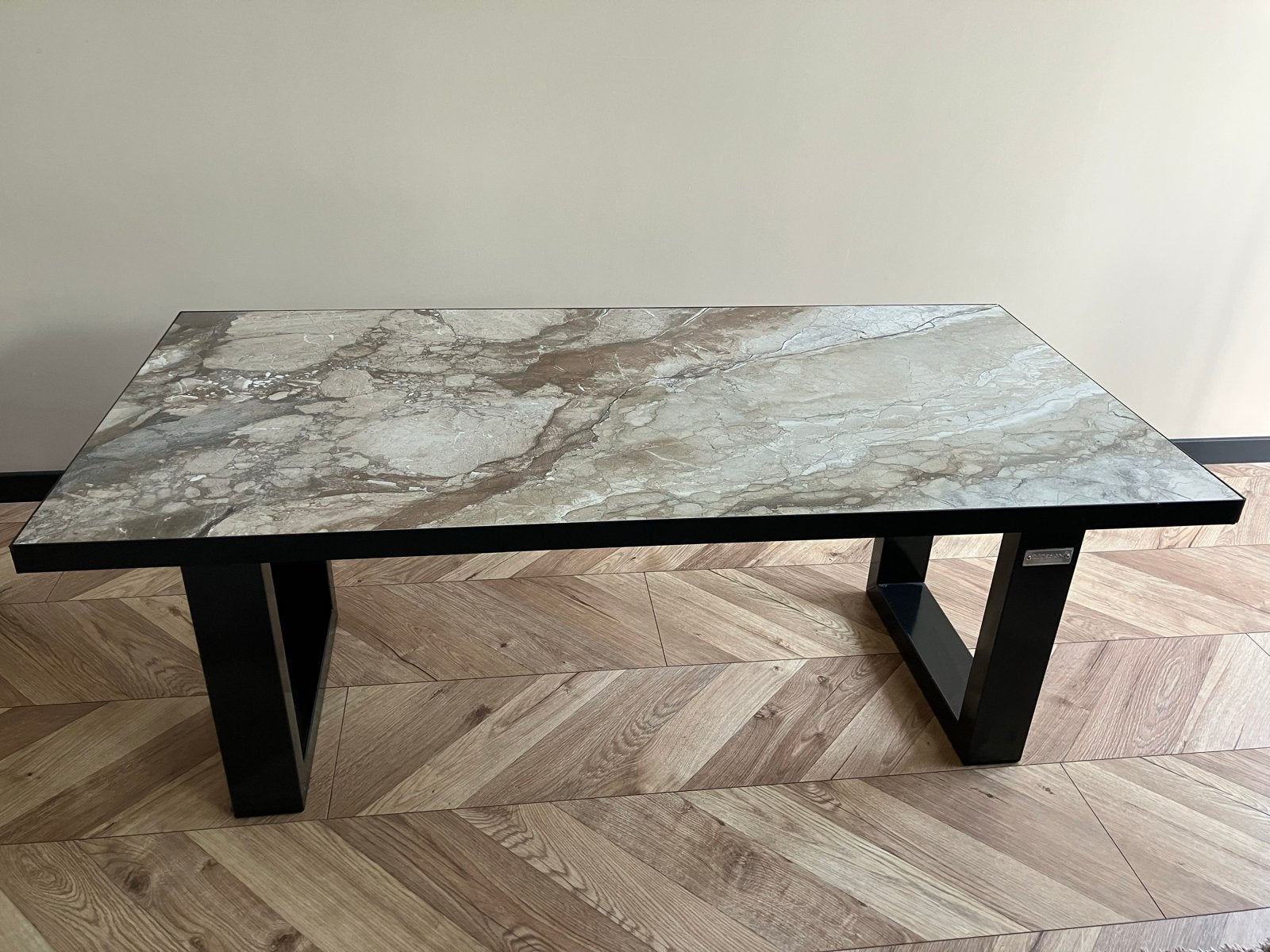 Luxe Marmerlook Salontafel met Aluminium Poten, Huis en Inrichting, Tafels | Salontafels, Ophalen, 100 tot 150 cm, Nieuw, 50 tot 100 cm